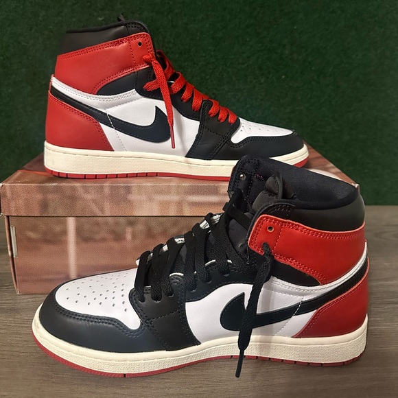 Jordan 1 Retro High ‘Black Toe Reimagined’ Size 8.5 - Picture 9 of 12